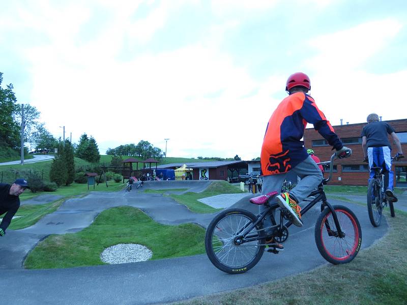 Pumptracková dráha byla otevřena vedle fotbalového hřiště ve Staříči.