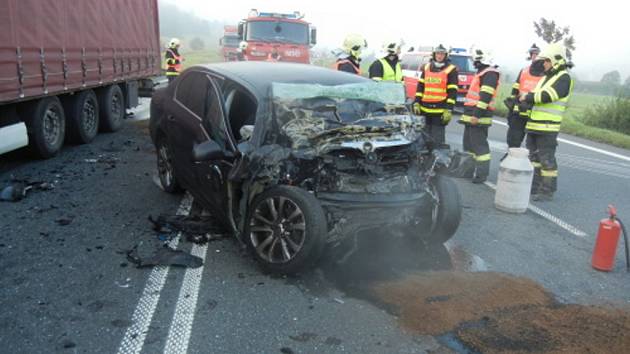 Tragická srážka osobního automobilu s kamionem v Mostech u Jablunkova. 