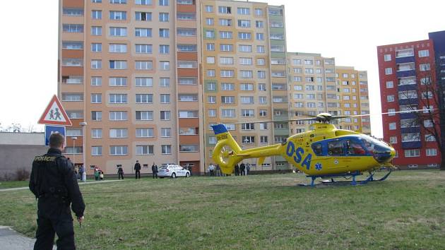Vážný pracovní úraz utrpěl v pondělí 2. dubna asi hodinu před polednem zedník, který spadl z lešení panelového domu v Pekařské ulici ve Frýdku-Místku. Do nemocnice jej přepravoval záchranný vrtulník.