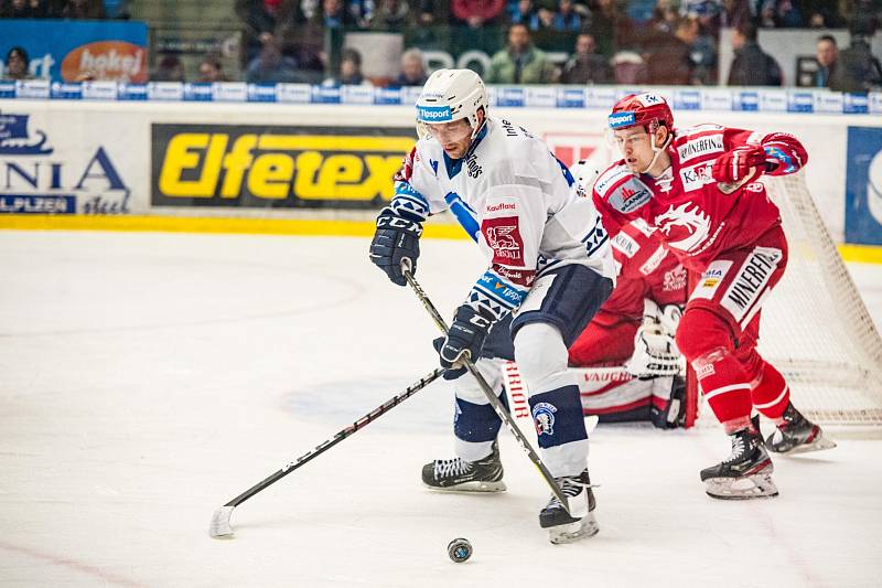 Oceláři (v červeném) prohráli v Plzni 2:5.