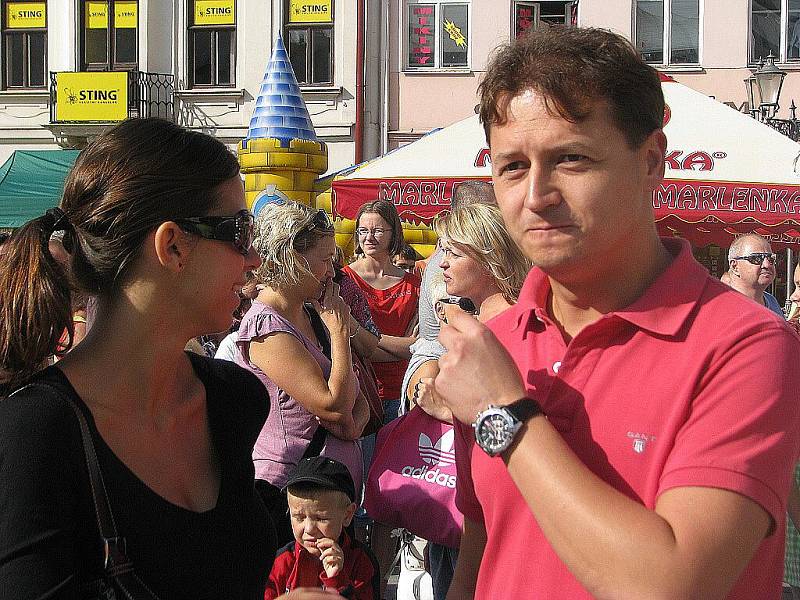 Pokus o rekord odstartoval po deváté hodině známý sportovní komentátor Vojtěch Bernatský, který účastníky provází celým soutěžním dnem.