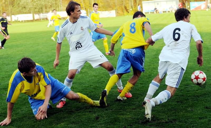 Lískovečtí fotbalisté (bílé dresy) domácí duel se Šumperkem zvládli na jedničky, když vyhráli 4:0.