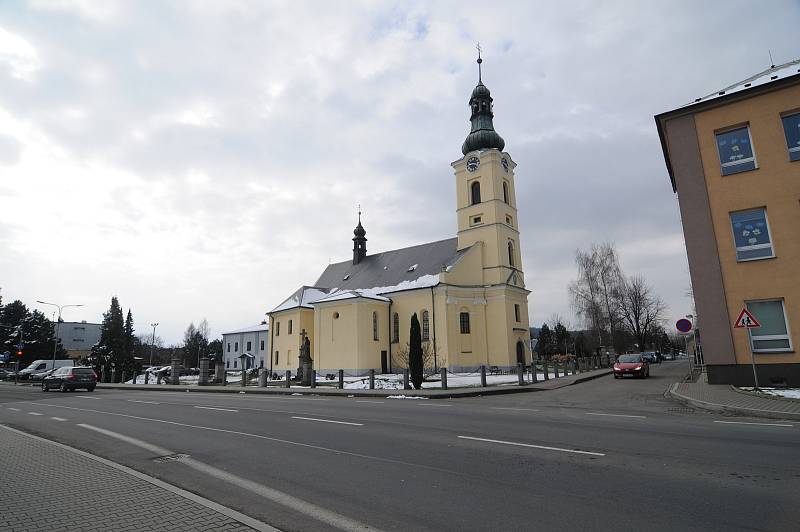 Kostel sv. Jiří představuje dominantu obce.