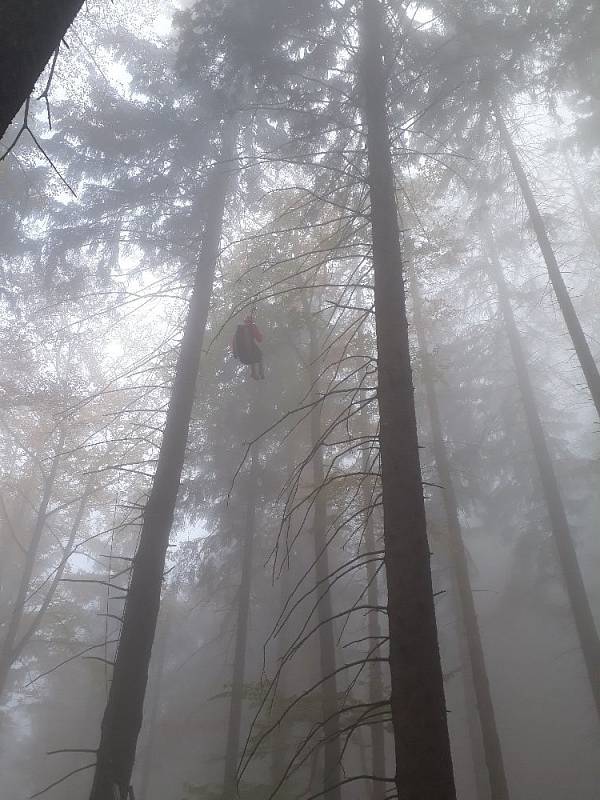 Záchrana paraglidistky ze stromu pod Javorovým vrchem v Beskydech.