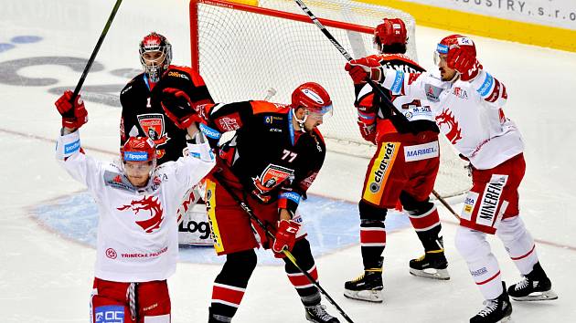 Třinečtí Oceláři si v atraktivním duelu poradili s Hradcem 4:0.