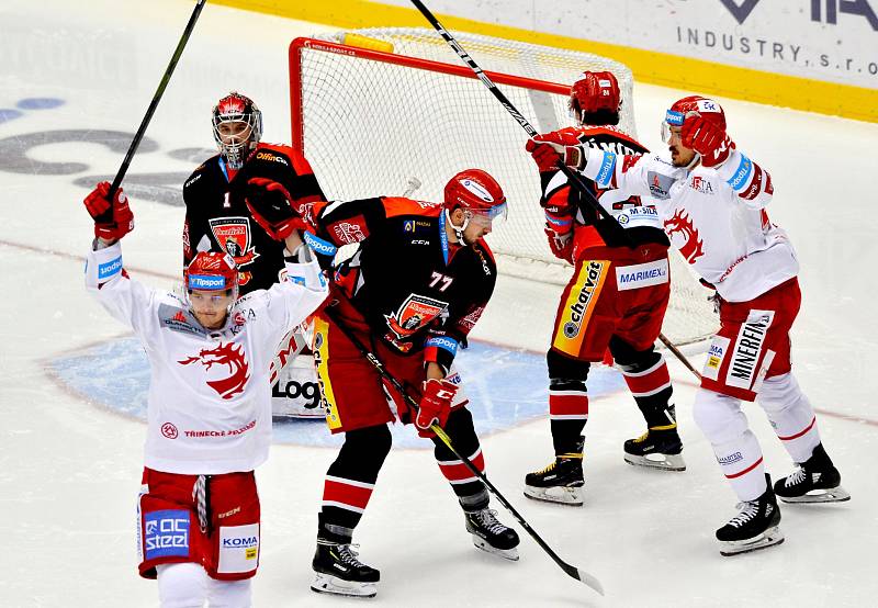 Třinečtí Oceláři si v atraktivním duelu poradili s Hradcem 4:0.