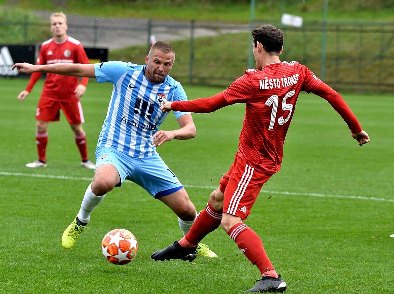 Třinec (v červeném) zvládl derby s Vítkovicemi.