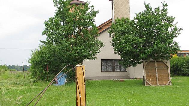 Uřezaná májka u hasičské zbrojnice