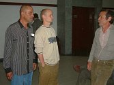 Jiří Židek (zleva), Roman Kaloč a jeho otec Miloš čekají na začátek hlavního líčení u okresního soudu.