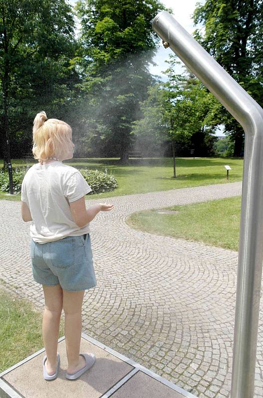 Lidem ve Frýdku-Místku slouží ve vedru k osvěžení chrliče vodní mlhy, radnice je zároveň vyzvala, aby uváděli, kde jim je ve městě nejtepleji, 