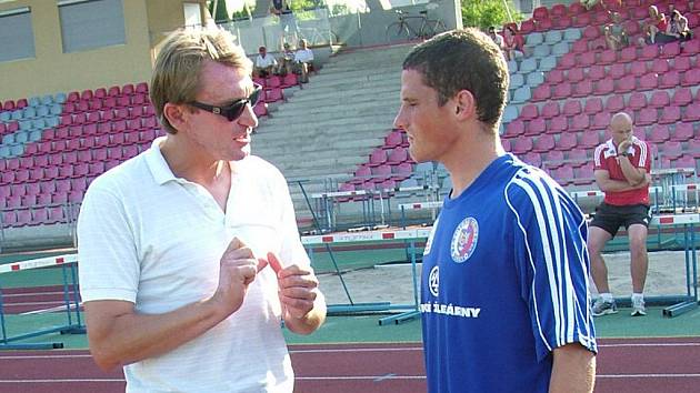 Záložník Martin Maroši (vpravo) v předzápasovém rozhovoru s třineckým trenérem Ľubomírem Luhovým.
