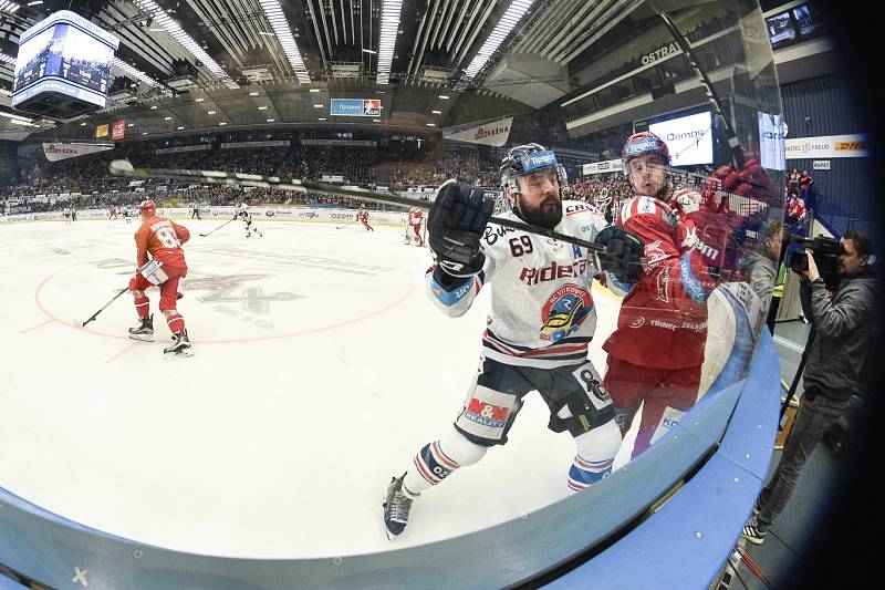 Vítkovice (v bílém) vs. Třinec.