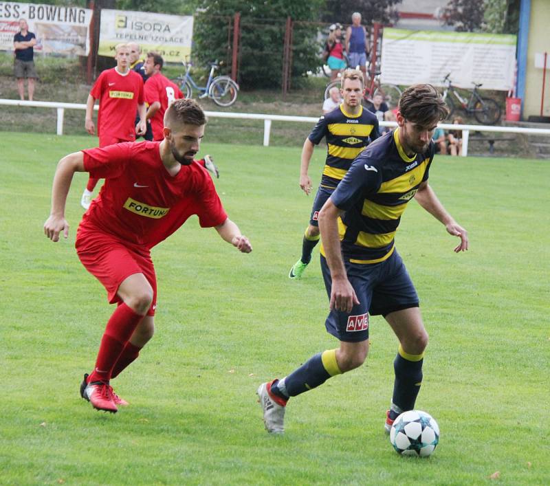 Divizní fotbalisté Frýdlantu (v pruhovaném) prohráli na domácím trávníku s Brumovem 0:1.