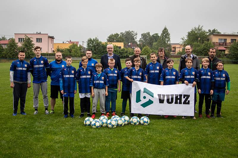 Předání nových míčů malým fotbalistům v Dobré, 8. června 2020 ve Frýdku-Místku.