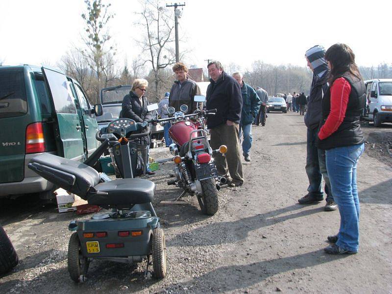 Několik set lidí využilo slunečného počasí a v sobotu 7. dubna navštívilo auto-moto burzu historických vozidel, která se konala na parkovišti pod přehradou v Bašce.