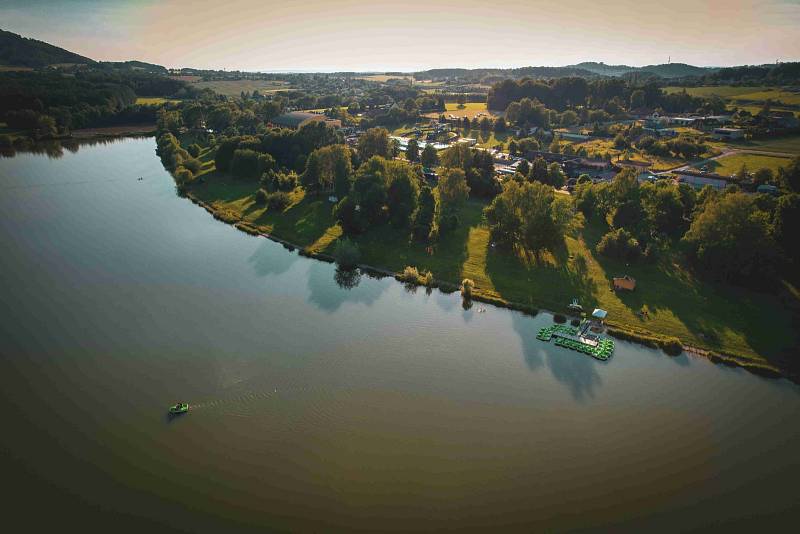 Přehrada Olešná u Frýdku-Místku z dronového pohledu.