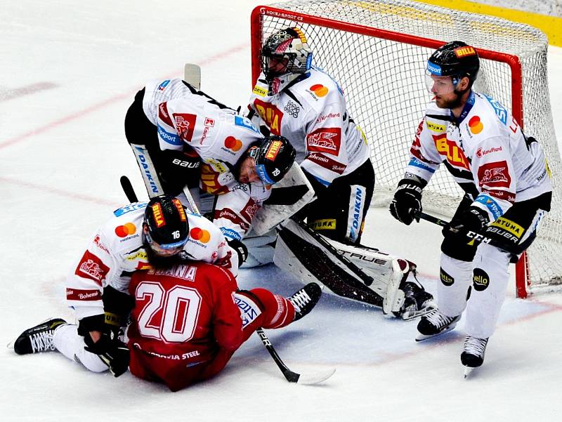 Hokejisté Třince (v červeném) ve 2. finále play-off extraligy proti pražské Spartě.