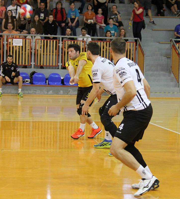Barážová série mezi Black Volley Beskydy a Aerem Odolena Voda pokračuje v sobotu rozhodujícím zápasem na palubovce soupeře.