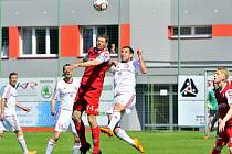 Trápení třineckých fotbalistů pokračuje. Na domácím trávníku podlehli Pardubicím 0:1, když utkání dohrávali bez vyloučeného Cepláka. 