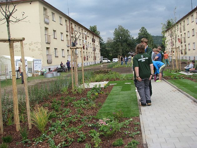 Vnitroblok mezi Jiráskovou a Wolkerovou ulicí v Třinci mladí zahradníci během soutěže Lipová ratolest proměnili v nový park. 