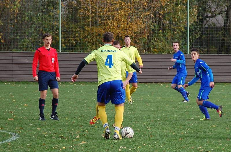 Dobraticím (v modrém) se na domácím hřišti vůbec nedařilo. Se Stonavou prohráli domácí vysoko 0:4. 