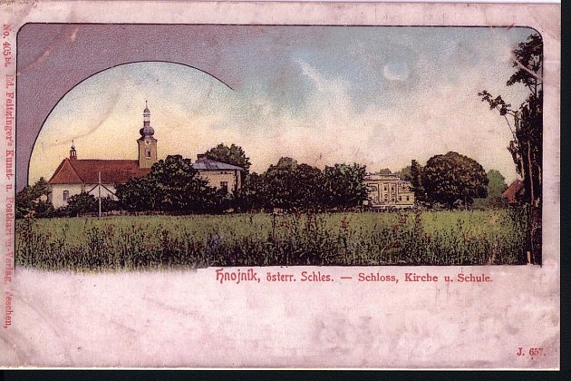 Dobová pohlednice – centrum Hnojníku na počátku 20. století. Vlevo kostel Nanebevzetí Panny Marie. 