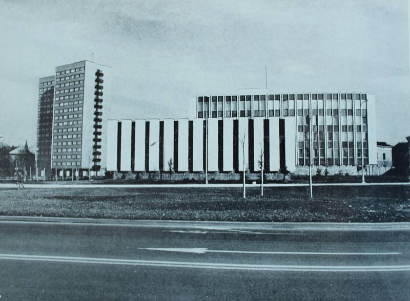 Snímky zachycují proměnu budov podél Ostravské ulice v Místku. Z budovy, ve které sídlil okresní výbor komunistické strany, je dnes komerční centrum, kde sídlí také redakce Deníku, změnilo se i okolí.