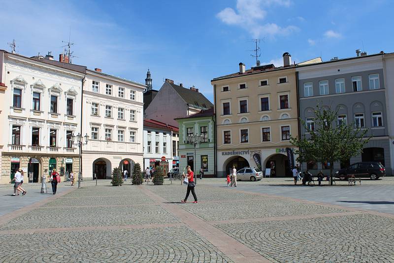 Snímky, které zachycují proměnu místeckého náměstí Svobody, dělí zhruba čtyřicet let.