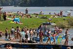 Lidé tráví slunečnou neděli u Žermanické přehrady, 15. srpna 2021 v Soběšovicích.