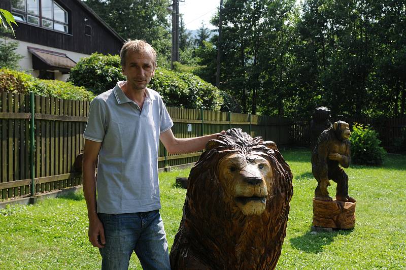 Umělecký řezbář Luděk Vančura, který provozuje Ráj dřevěných soch v Ostravici.