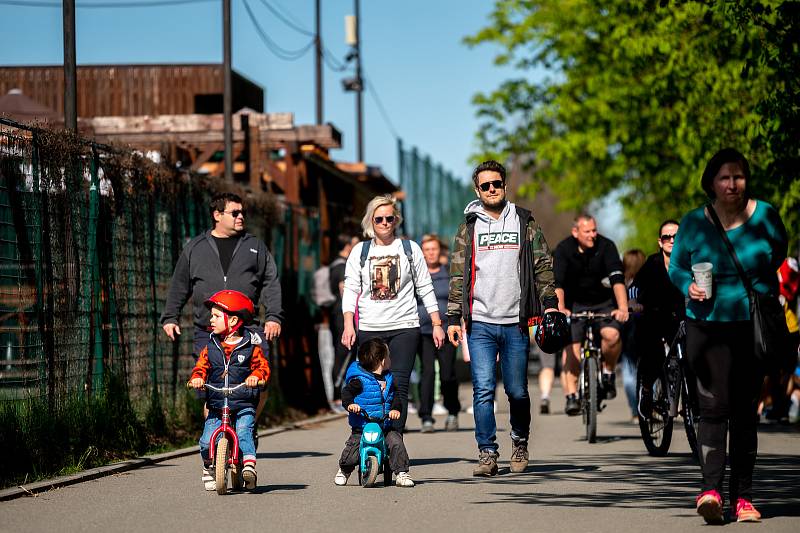 Nedělní odpoledne na přehradě Olešná u Frýdku-Místku. 9. května 2021.