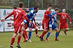 Třinečtí fotbalisté (v červeném) remizovali se Znojmem 1:1.