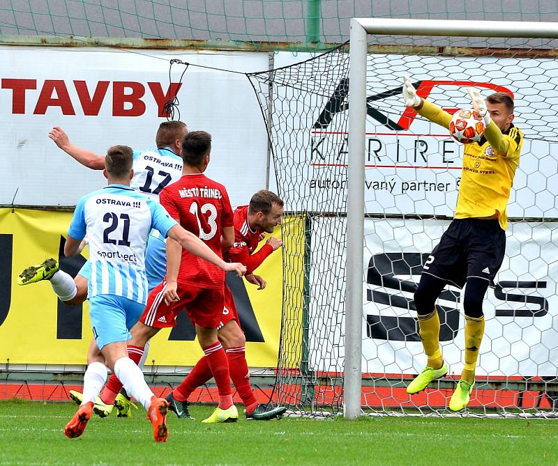 Třinec (v červeném) zvládl derby s Vítkovicemi.