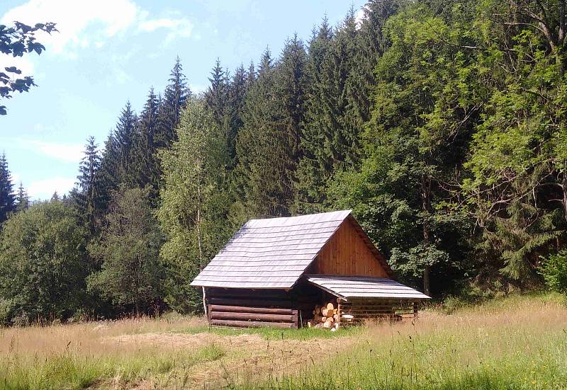 Architektonický fenomén Morávky v Beskydech, lidové roubené seníky, nový - vědecká rekonstrukce ze soukromé iniciativy Vítězslava Vilímka v Lúčce, 2.8.2022.