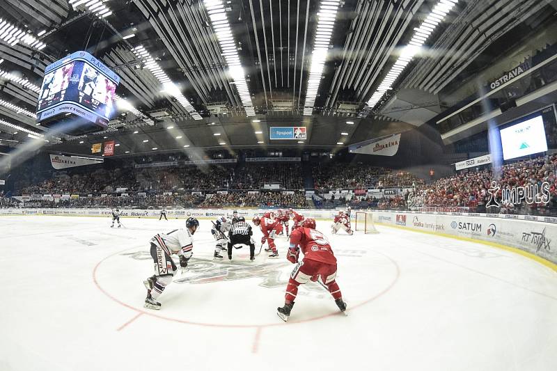 Vítkovice (v bílém) vs. Třinec.