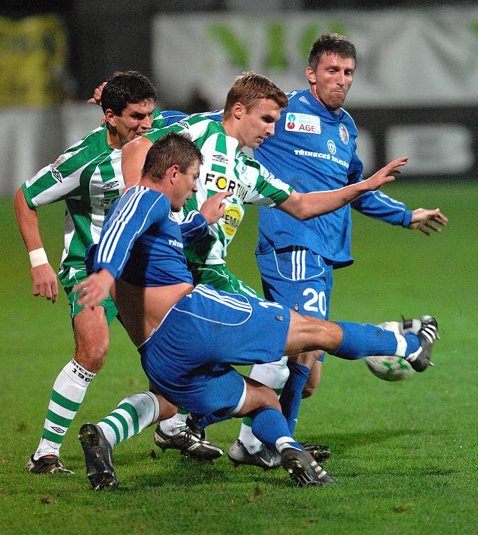 Jan Růžička 13 (BOH) se probíjí přes Richarda Veselého 13 a Martina Doubka 20 (oba Třinec) při fotbalovém utkání 15. kola II. ligy mezi Bohemians 1905 a FK Fotbal Třinec ve Vršovicích. 