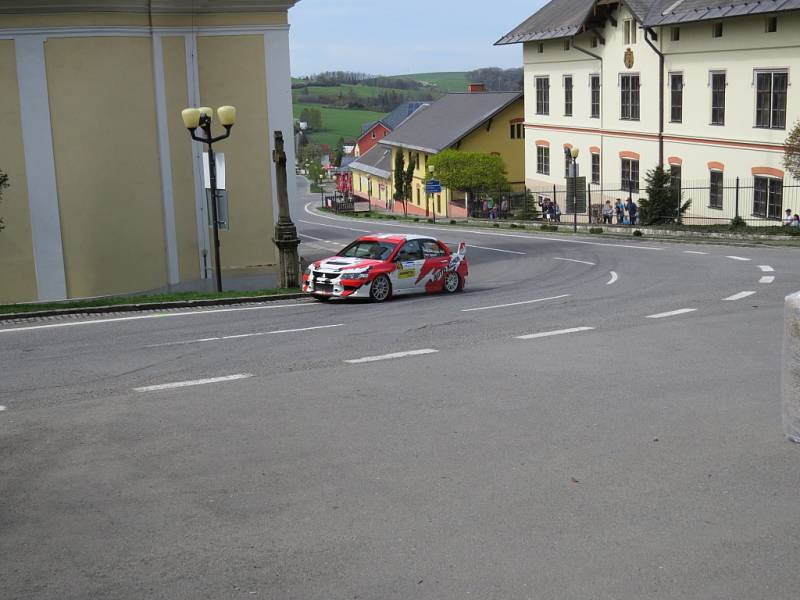 Valašská rally přichystala lidem z Hukvald a okolí zajímavou podívanou. 