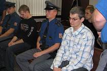 Lukáš Kužílek (vpravo v košili) čeká na rozsudek. S trestem 7,5 roku vězení souhlasil. Muž byl v září odsouzen za vykradení více než čtyřiceti benzinových pump. Škoda přesáhla tři miliony korun.