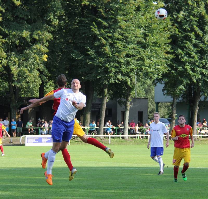 Díky hlavičce Lukáše Myšinského dokázali divizní fotbalisté Frýdlantu (červeno-žluté dresy) zvítězit nad Pustou Polomí těsně 1:0. 