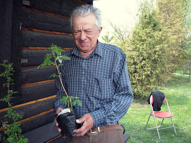 Druhý ročník prodejní výstavy začal v sobotu 25. dubna v domě zahrádkářů ve Frýdlantu nad Ostravicí. Návštěvníci si mohou mimo jiné prohlédnou bonsaje, rostliny a kaktusy.