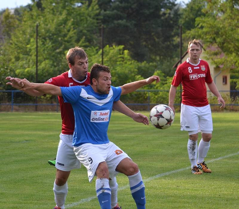 Duel mezi orlovským Slovanem (modré dresy) a Lučinou skončil výhrou hostí 1:3. 