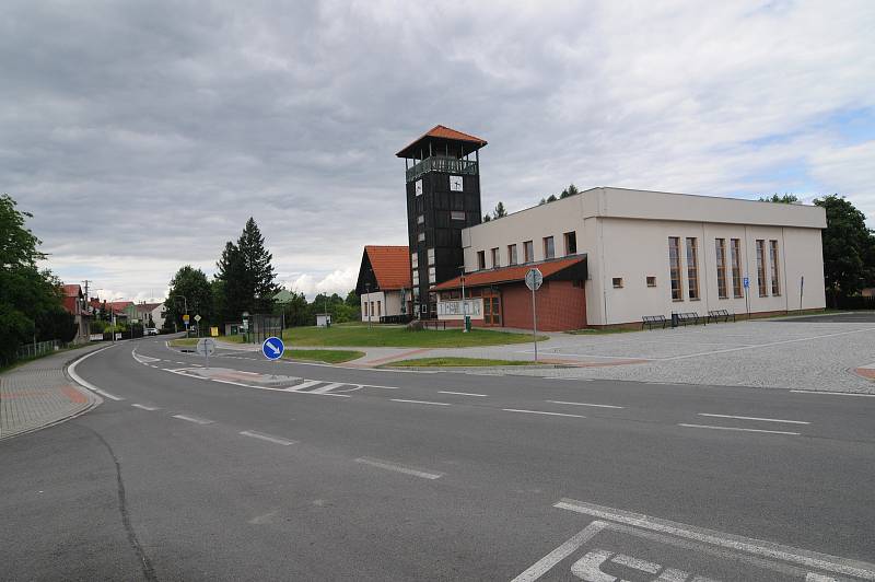 Centrum obce tvoří restaurace Nová Husarůvka, obecní úřad a vyhlídková věž.