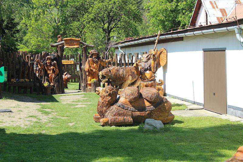 Galerie dřevěných soch v Ostravici, květen 2020.