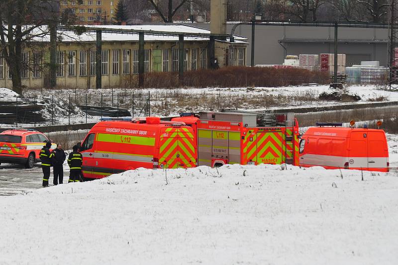 Sklad ve Starém Městě u Frýdku-Místku střeží policisté a hasiči.