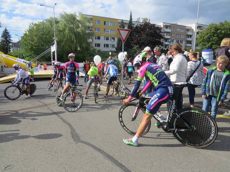 Ve Frýdku-Místku ve čtvrtek v podvečer odstartovala a finišovala týmová cyklistická časovka. 