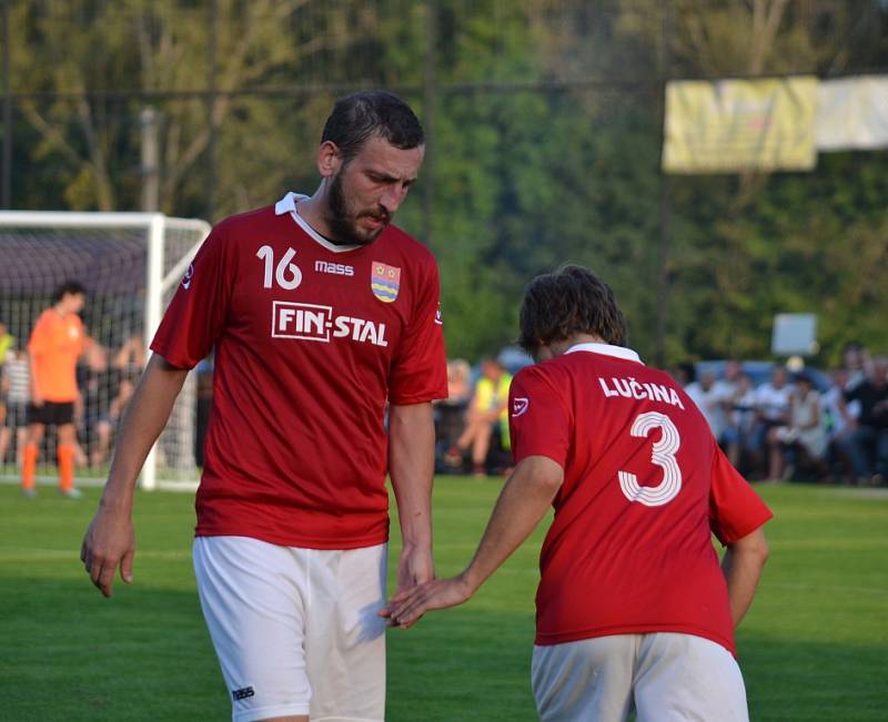 Přestřelka mezi domácí Lučinou (červené dresy) a béčkem petrovické Lokomotivy skončila lépe pro hráče v červených dresech, kteří zvítězili 3:2. 