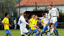 Kozlovičtí fotbalisté (žluté dresy) dokázali domácí duel s Jakubčovicemi zvrátit po změně stran.