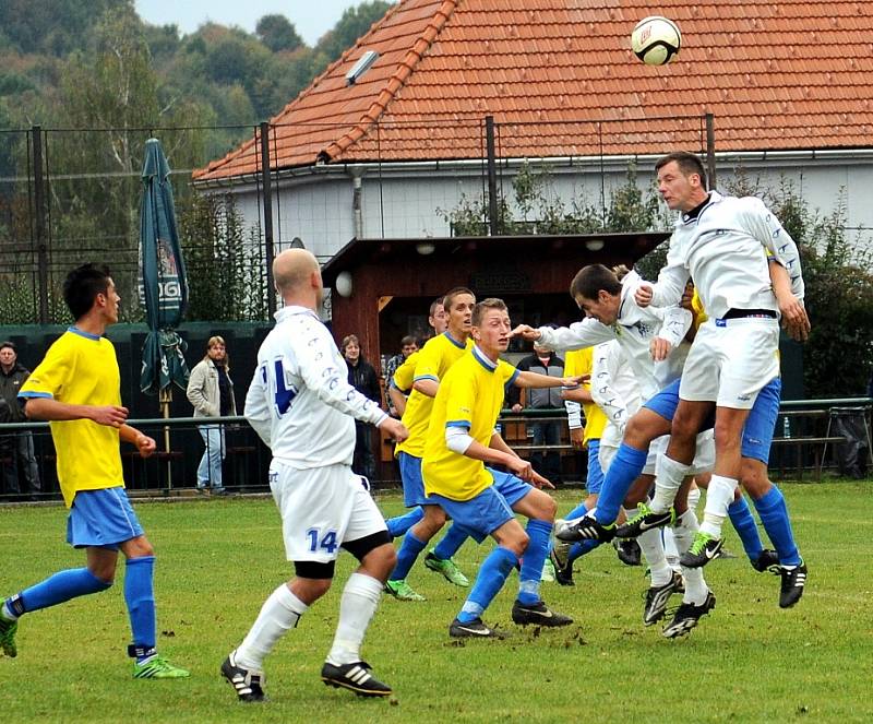 Kozlovičtí fotbalisté (žluté dresy) dokázali domácí duel s Jakubčovicemi zvrátit po změně stran.