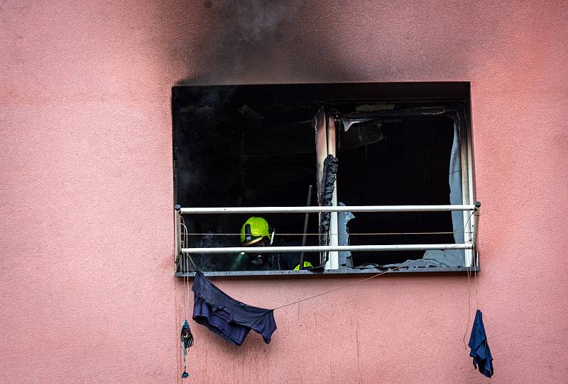 Tři lidé se nadýchali zplodin hoření při požáru bytu v třinecké části Lyžbice, zachráněno bylo 13 osob.