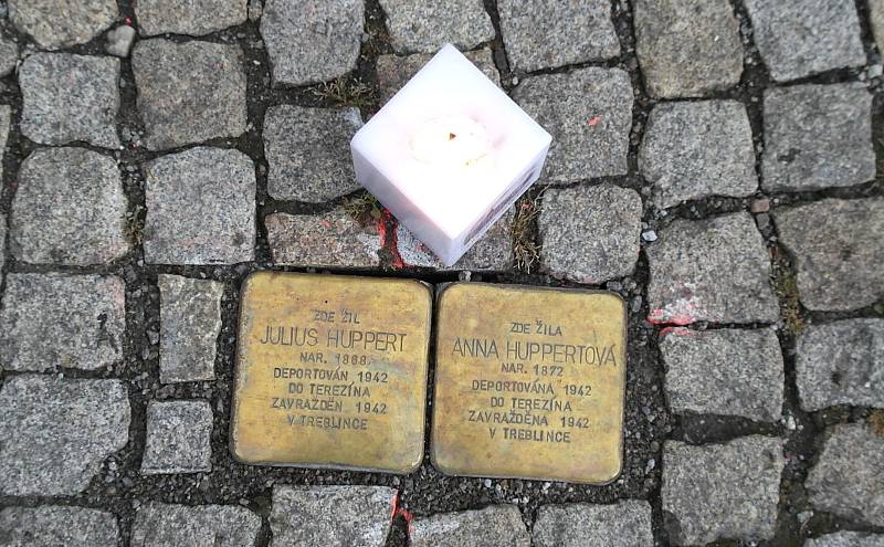 Odhalení prvních Kamenů zmizelých na počest obětí šoa na náměstích ve Frýdku i Místku, 20.9.2022.